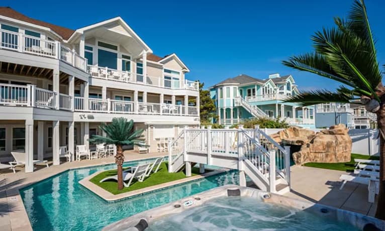 Outer Banks pool with hot tub